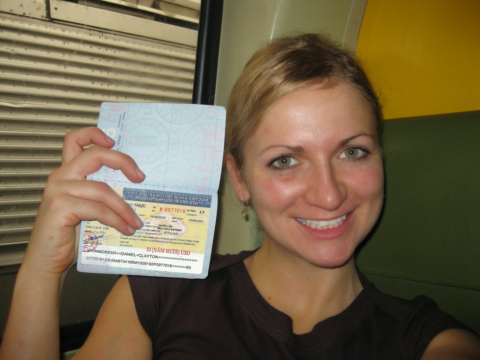 Женщина с паспортом в руках